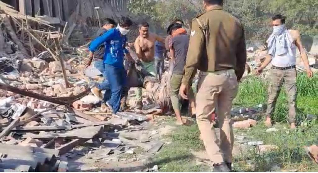 कोल्ड स्टोरेज का फटा बॉयलर, 5 की मौत; करीब 50 से अधिक मलबे में दबे 2 111 64