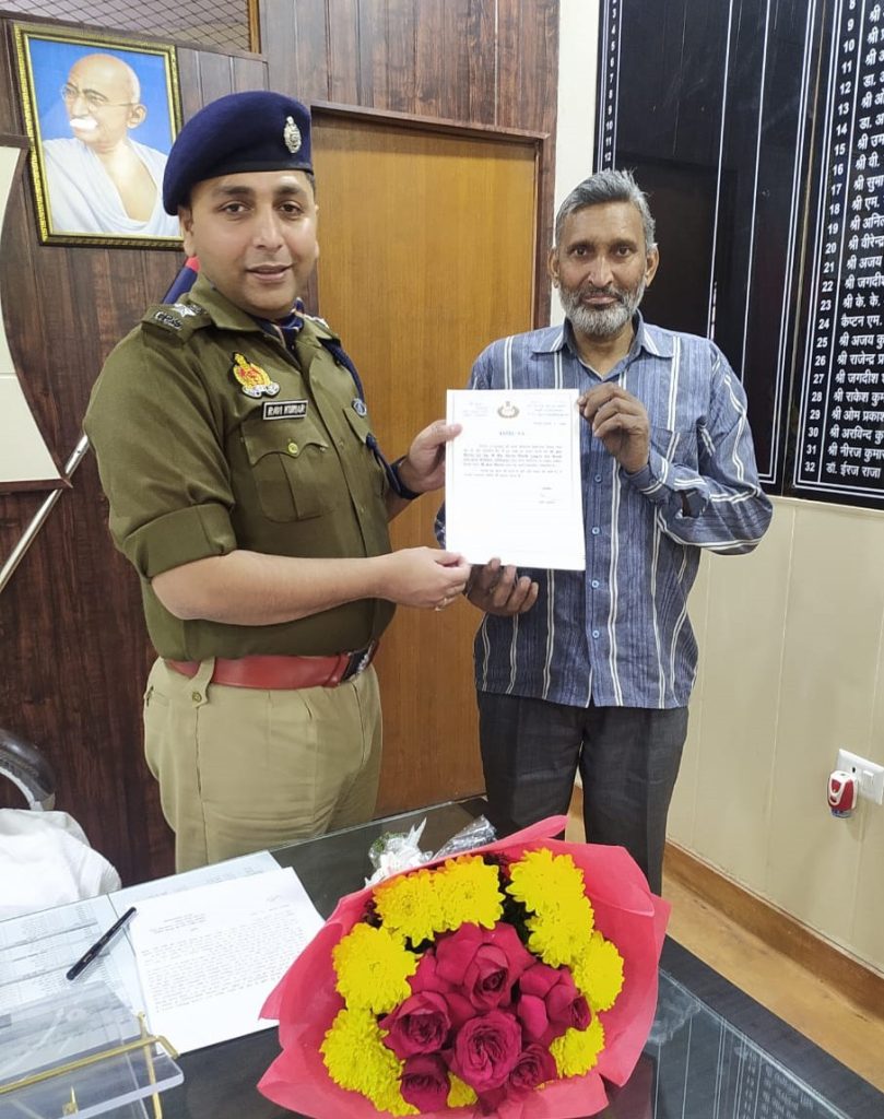 ई रिक्शा चालक ने पेश की ईमानदारी की मिसाल; 25 लाख रुपए से भरा बैग पुलिस को सौंपा 2 112 13