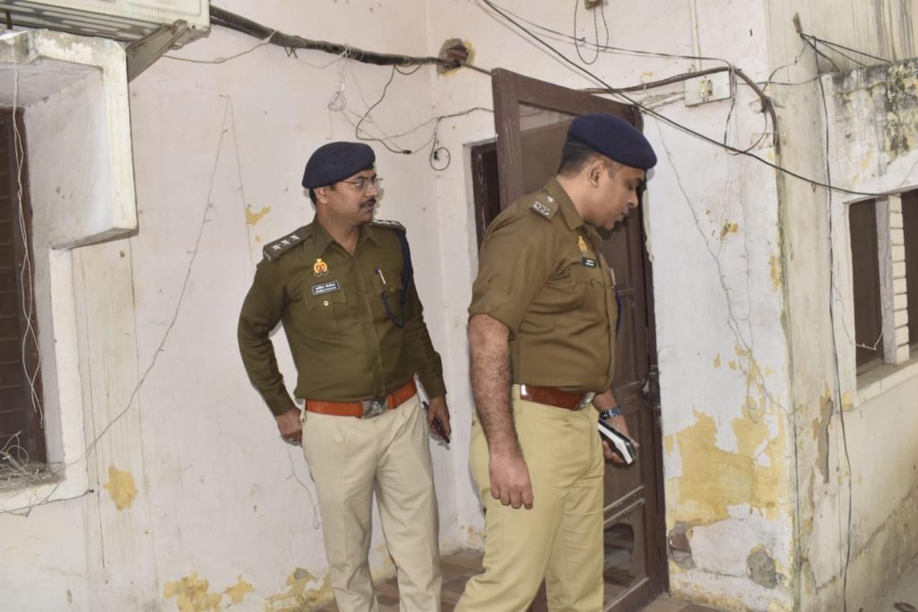 पुलिस लाइन में दरोगा ने सरकारी रिवाल्वर से गोली मारकर किया सुसाइड 3 112 17