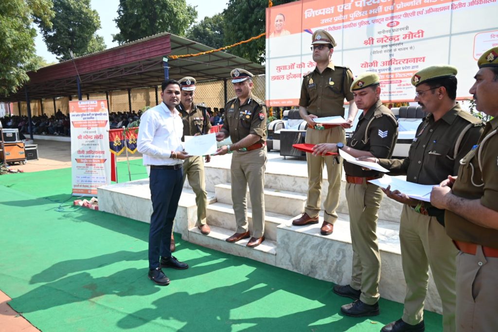 प्लाटून कमांडर पीएसी एवं अग्निशमन द्वितीय अधिकारी के कुल 786 अभ्यर्थियों को नियुक्ति पत्र प्रदान किये 2 112 42