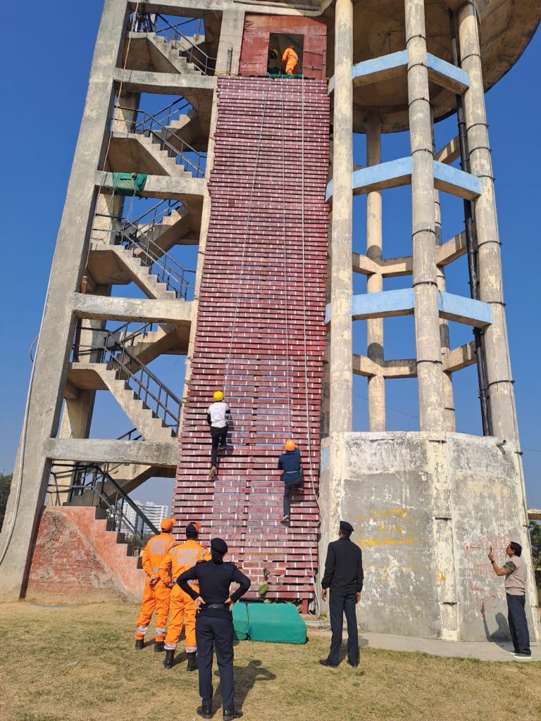एनडीआरएफ़ में एडवेंचर टूर ऑपरेटर्स एसोसिएशन ऑफ इंडिया की टीम को बेसिक आपदा प्रबंधन का प्रशिक्षण 3 113 4