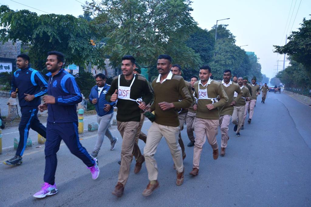 आम जनमानस में जागरूकता पैदा करने के लिए प्रसिद्ध धावक तरुण नेहरा के नेतृत्व में हुआ महा रन 2.0 (एमएचए) का आयोजन 3 113 7