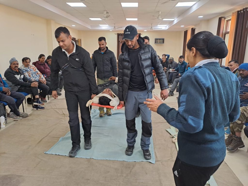 एनडीआरएफ़ में एडवेंचर टूर ऑपरेटर्स एसोसिएशन ऑफ इंडिया की टीम को बेसिक आपदा प्रबंधन का प्रशिक्षण 5 115 1