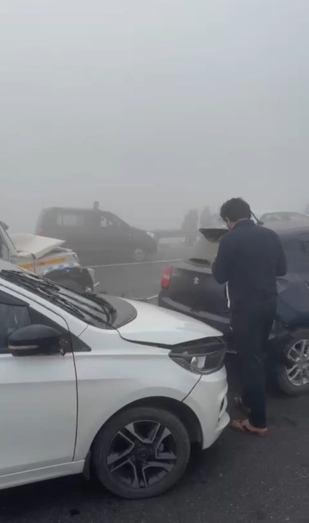 दिल्ली मेरठ एक्सप्रेस वे पर तकरीबन 35 वाहन आपस में में भिड़े; कई लोग घायल हुए 4 115 11