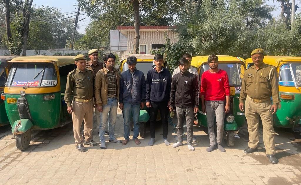 क्राइम ब्रांच की टीम ने आज ऑटो लिफ्टर गैंग को पकड़ते हुए बड़ा खुलासा 2 115 4