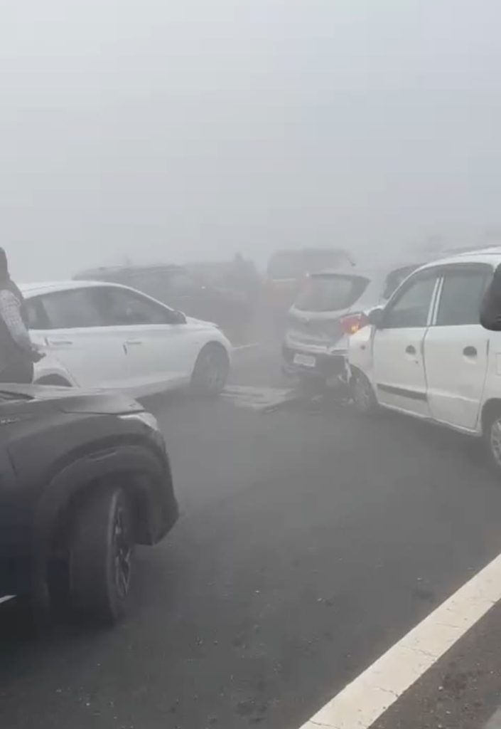 दिल्ली मेरठ एक्सप्रेस वे पर तकरीबन 35 वाहन आपस में में भिड़े; कई लोग घायल हुए 5 116 7