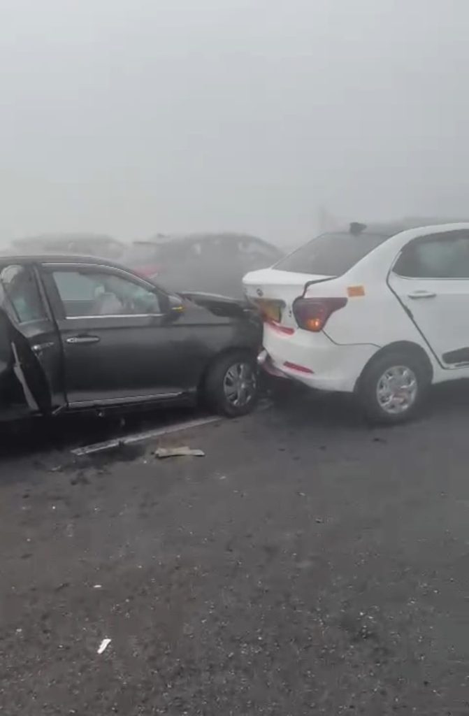दिल्ली मेरठ एक्सप्रेस वे पर तकरीबन 35 वाहन आपस में में भिड़े; कई लोग घायल हुए 8 119