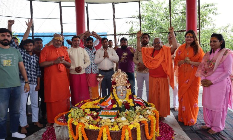 अमेरिका में रहने वाली नव सनातनी सुप्रसिद्ध चिकित्सक ने शिवशक्ति धाम के पारदेश्वर महादेव को शुद्ध सोने का मुकुट और श्रृंगार भेंट किया 1 111 48