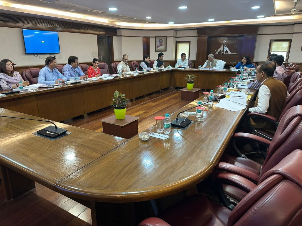 गाजियाबाद संसदीय क्षेत्र के विकास कार्यों की सांसद जनरल डॉ. वी.के. सिंह ने बैठक कर की विस्तृत समीक्षा 1 111 49