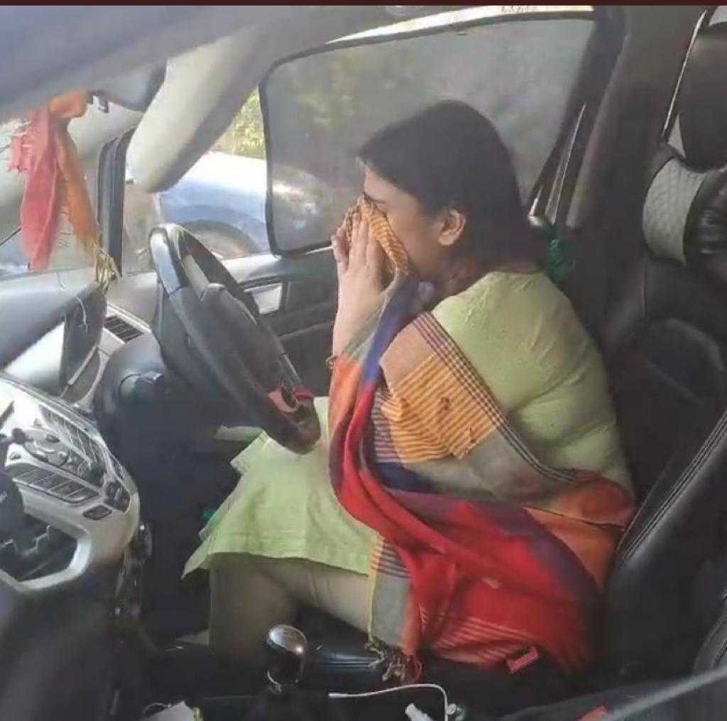 हाई प्रोफाइल परिवार का हाई वोल्टेज ड्रामा; ससुराल के बाहर बैठे रो रही दीवान परिवार की बहू 1 111 6