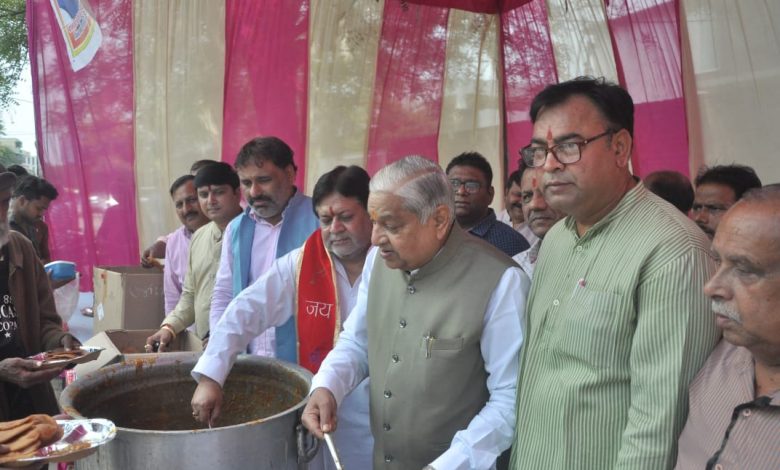 राष्ट्रीय व्यापार मंडल के जिलाध्यक्ष के द्वारा दुर्गाष्टमी के पावन पर्व पर भंडारे का आयोजन 1 111 67