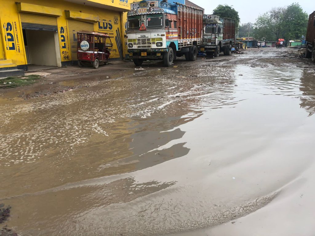 भारी बरसात से पानी पानी हुई लोहा मंडी गाजियाबाद 4 112 19