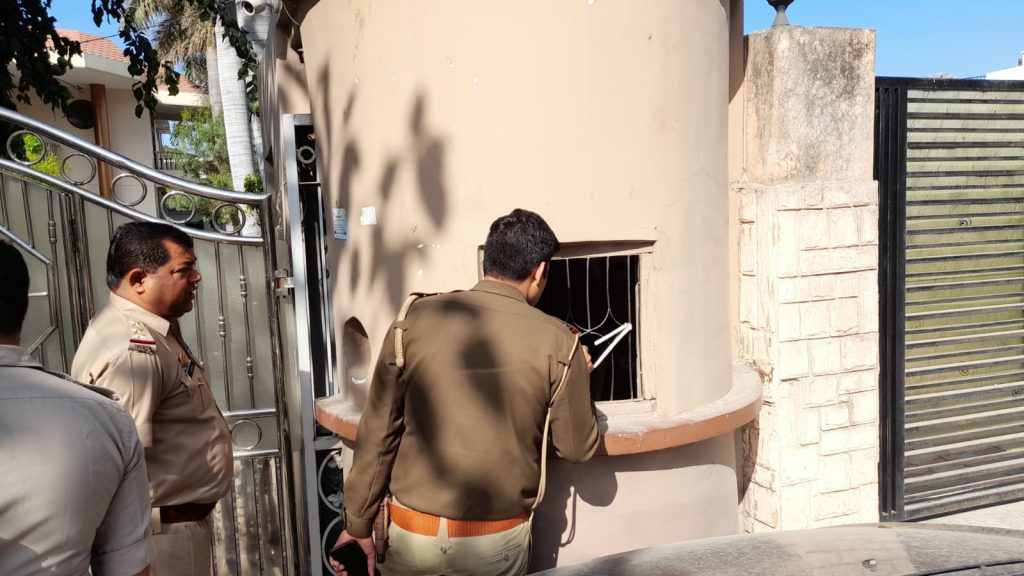 हाई प्रोफाइल परिवार का हाई वोल्टेज ड्रामा; ससुराल के बाहर बैठे रो रही दीवान परिवार की बहू 3 112 2