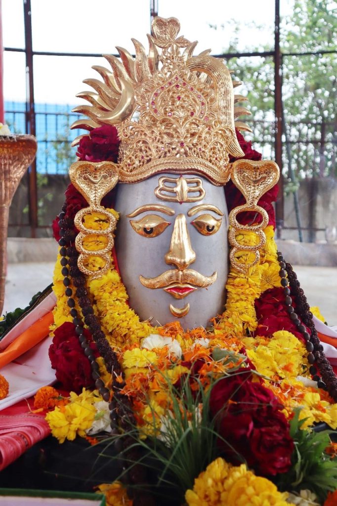 अमेरिका में रहने वाली नव सनातनी सुप्रसिद्ध चिकित्सक ने शिवशक्ति धाम के पारदेश्वर महादेव को शुद्ध सोने का मुकुट और श्रृंगार भेंट किया 2 112 27