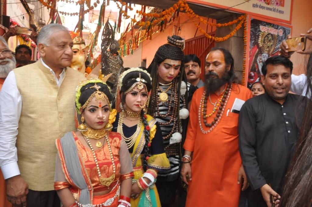 माता की चौकी व गुणगान भजन कार्यक्रम और अखंड रामचरित मानस पाठ में शामिल हुए केंद्रीय राज्यमंत्री 'जनरल डॉक्टर वी.के.सिंह' 2 112 39