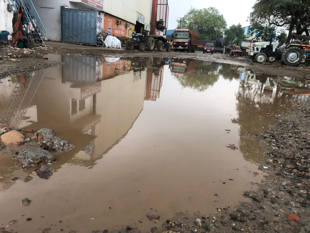 भारी बरसात से पानी पानी हुई लोहा मंडी गाजियाबाद 2 113 13