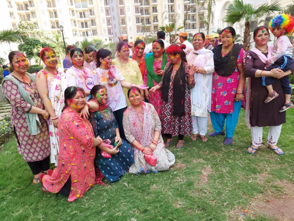 रेन डांस के बीच गाज़ियाबाद में दुल्हेंडी के दिन बरसा रंग 5 113 2