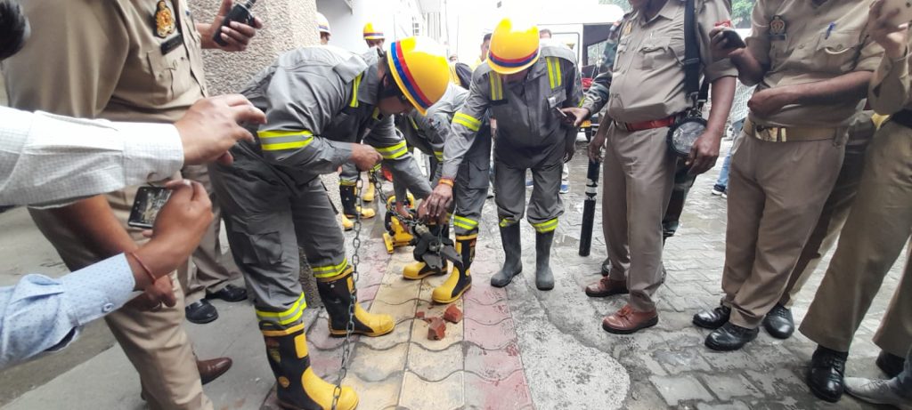 प्रशासन के दिशा निर्देश द्वारा शहर में चलाई गई आज मॉक ड्रिल 4 113 20