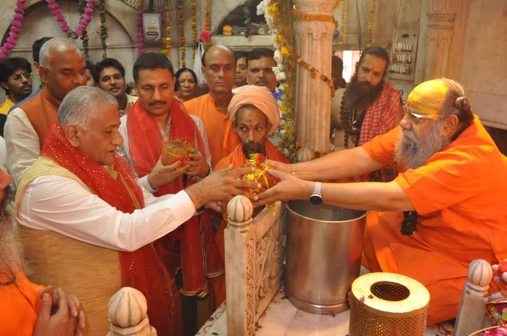 माता की चौकी व गुणगान भजन कार्यक्रम और अखंड रामचरित मानस पाठ में शामिल हुए केंद्रीय राज्यमंत्री 'जनरल डॉक्टर वी.के.सिंह' 4 114 20