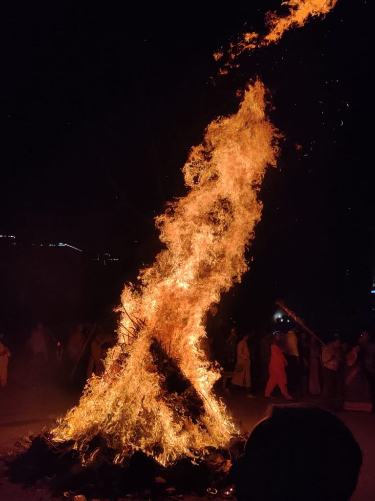 रेन डांस के बीच गाज़ियाबाद में दुल्हेंडी के दिन बरसा रंग 22 114 4