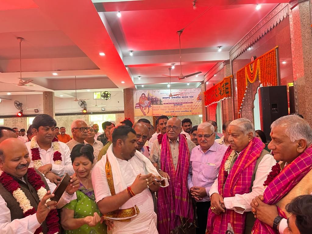 माता की चौकी व गुणगान भजन कार्यक्रम और अखंड रामचरित मानस पाठ में शामिल हुए केंद्रीय राज्यमंत्री 'जनरल डॉक्टर वी.के.सिंह' 5 115 14