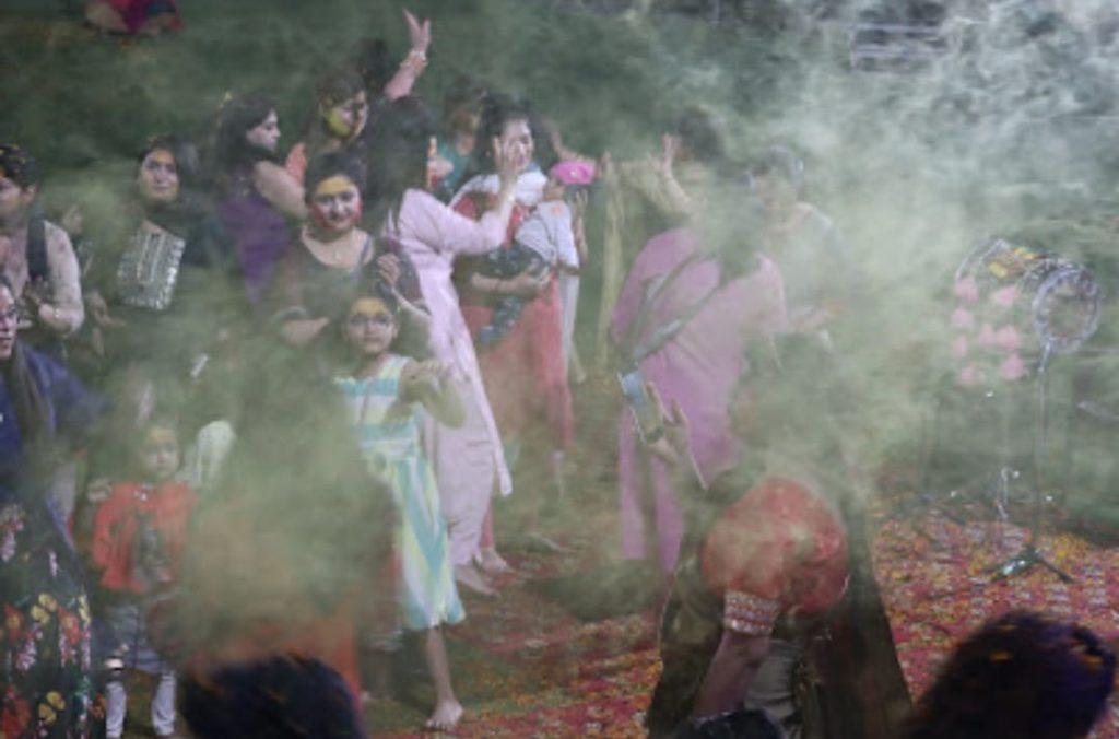 रेन डांस के बीच गाज़ियाबाद में दुल्हेंडी के दिन बरसा रंग 17 117 1