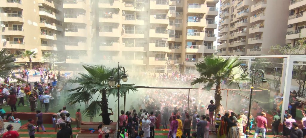 रेन डांस के बीच गाज़ियाबाद में दुल्हेंडी के दिन बरसा रंग 18 118