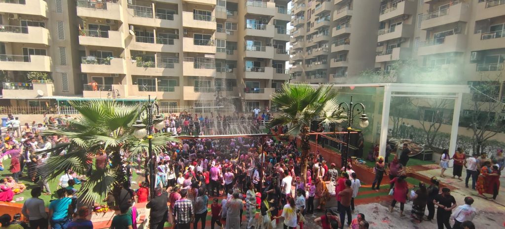 रेन डांस के बीच गाज़ियाबाद में दुल्हेंडी के दिन बरसा रंग 24 119