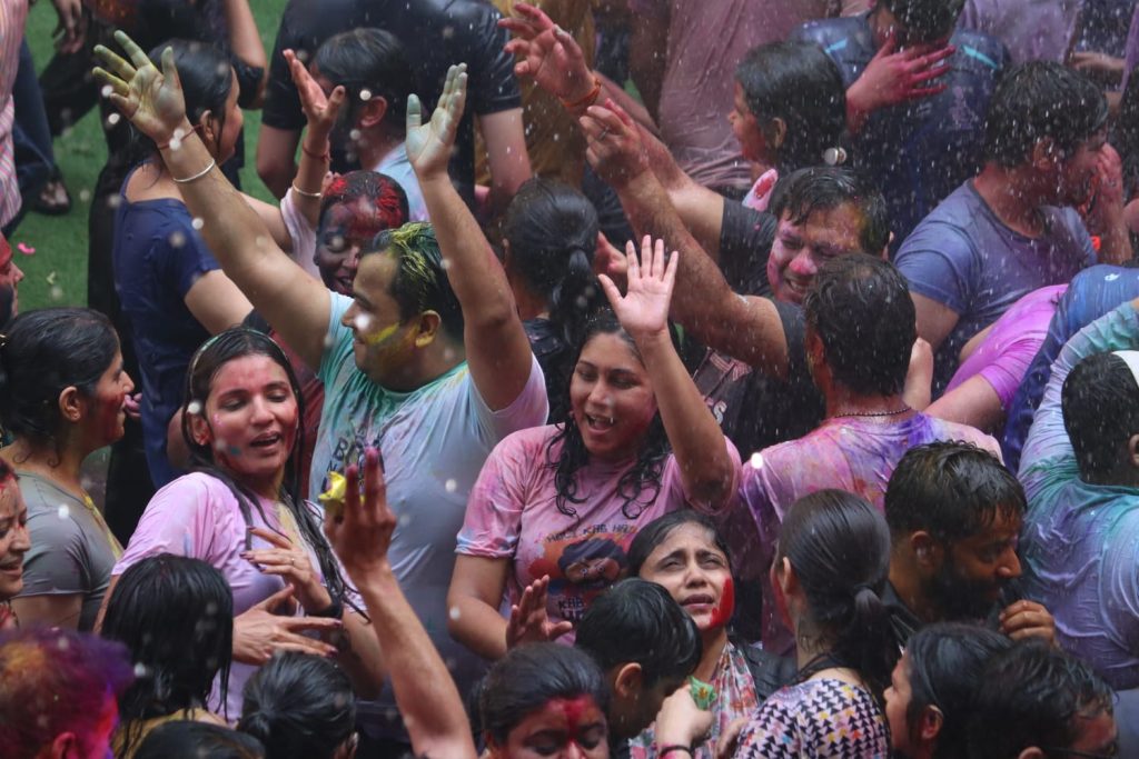 रेन डांस के बीच गाज़ियाबाद में दुल्हेंडी के दिन बरसा रंग 26 121