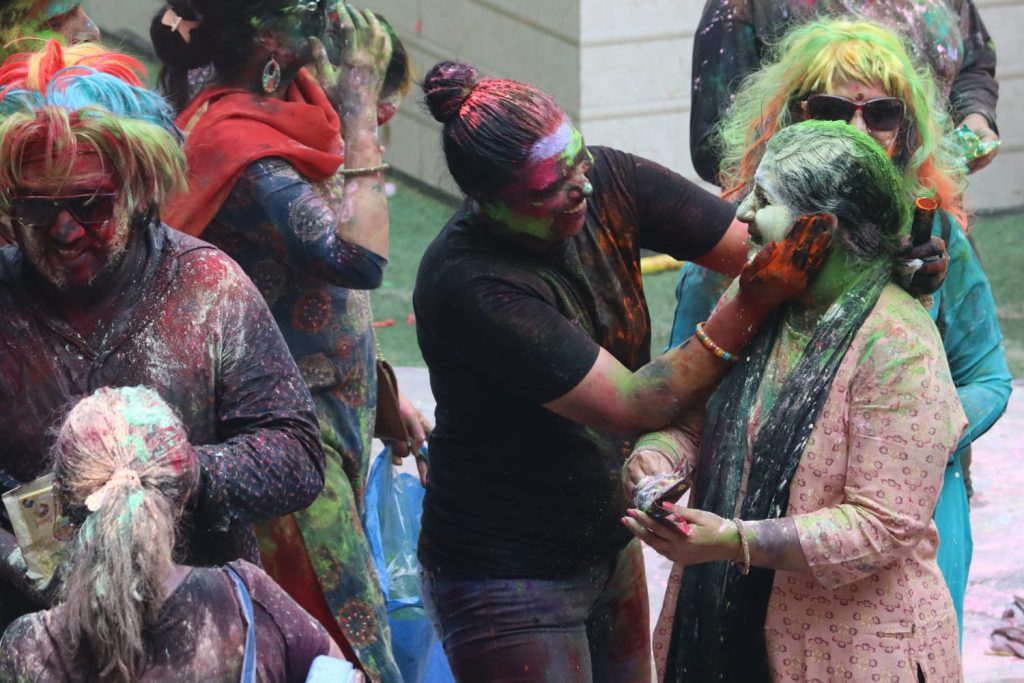 रेन डांस के बीच गाज़ियाबाद में दुल्हेंडी के दिन बरसा रंग 28 123