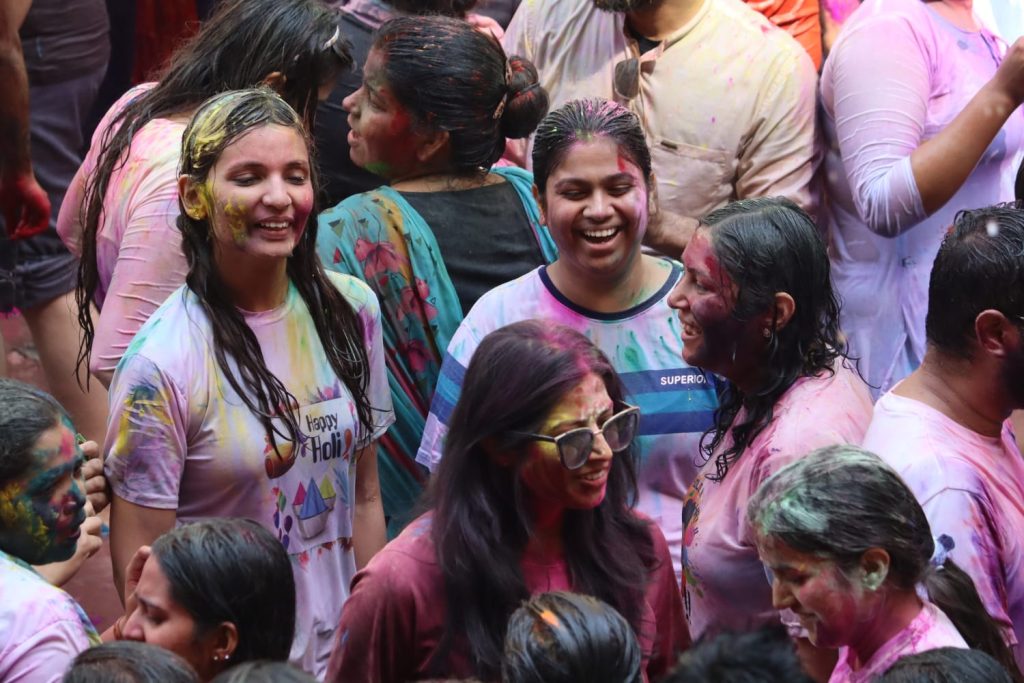 रेन डांस के बीच गाज़ियाबाद में दुल्हेंडी के दिन बरसा रंग 34 129