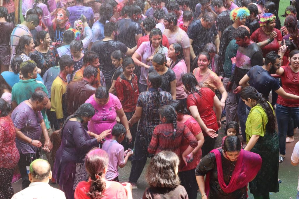 रेन डांस के बीच गाज़ियाबाद में दुल्हेंडी के दिन बरसा रंग 37 132