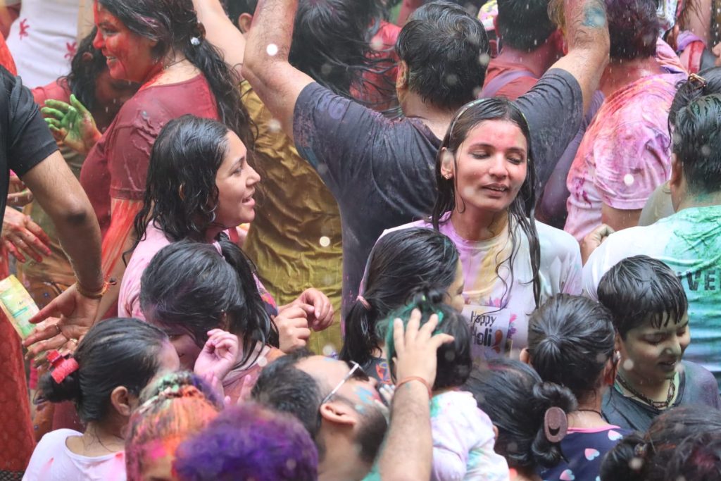 रेन डांस के बीच गाज़ियाबाद में दुल्हेंडी के दिन बरसा रंग 39 134