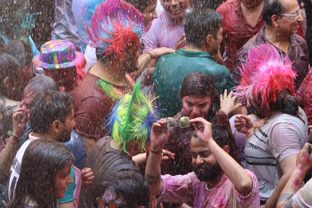 रेन डांस के बीच गाज़ियाबाद में दुल्हेंडी के दिन बरसा रंग 40 136