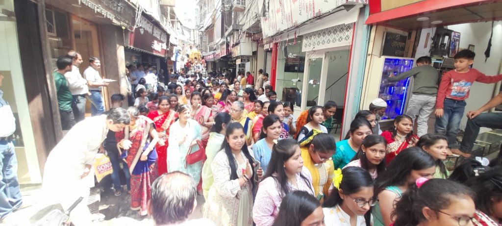 महावीर जयंती के अवसर पर धूमधाम से निकाली गई रथ यात्रा 9 111 13