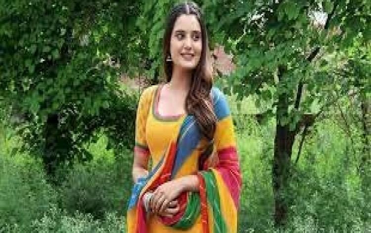 Ayushi Khurana Takes Part In An Iftar Party With Her 'Ajooni' Co-Stars 1 111 17