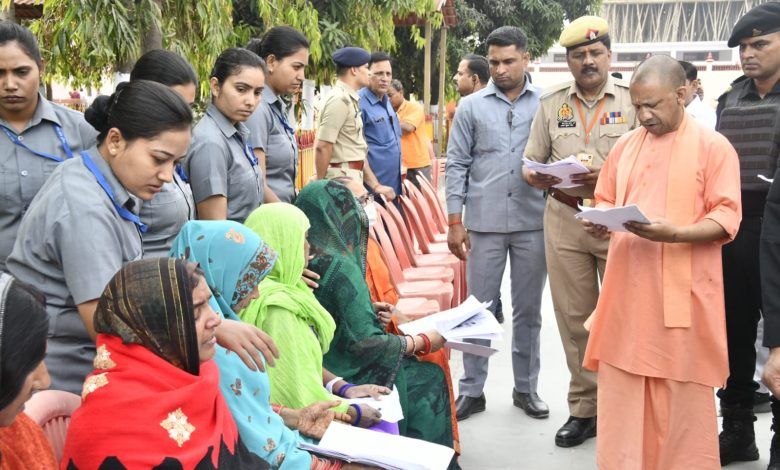 जनता दर्शन में अलग अलग समस्याओं पर सीएम योगी ने दिया लोगों को भरोसा ; गोरखनाथ मंदिर में मुख्यमंत्री ने सुनी 300 लोगों की समस्याएं 1 111 34