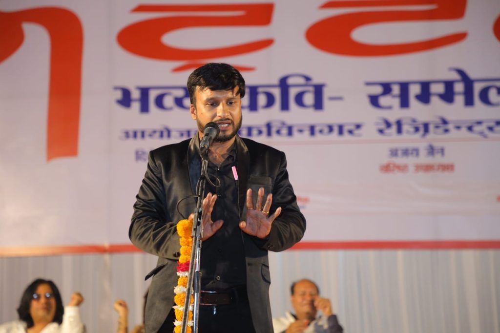 रिमझिम बारिश के बीच श्रोताओं ने लिया अट्टहास कवि सम्मेलन का आनंद 2 111 82