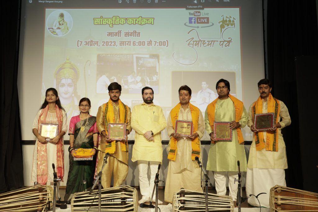 अयोध्या पर्व - राम राज्य के जीवन मूल्यों पर अमल कर प्रसारित करने पर दें बल - नितिन गडकरी 2 112 17