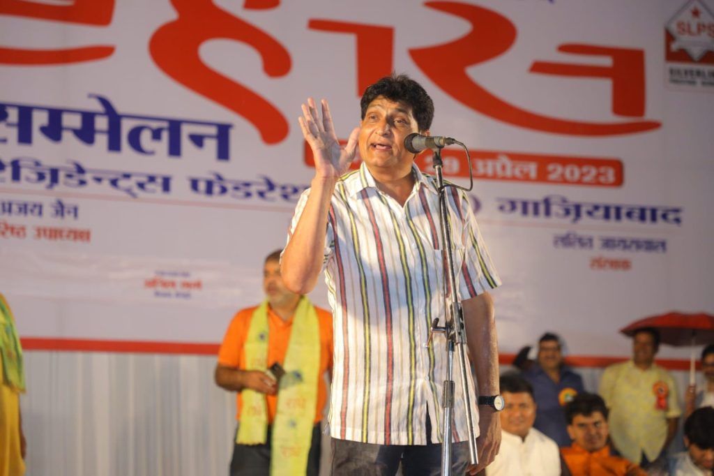 रिमझिम बारिश के बीच श्रोताओं ने लिया अट्टहास कवि सम्मेलन का आनंद 3 112 41