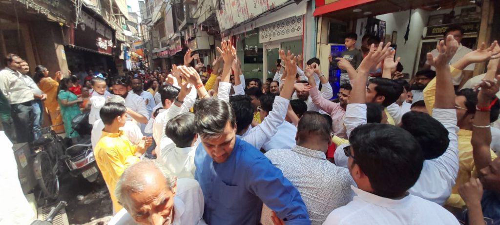 महावीर जयंती के अवसर पर धूमधाम से निकाली गई रथ यात्रा 10 112 7