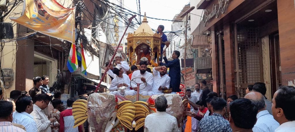 महावीर जयंती के अवसर पर धूमधाम से निकाली गई रथ यात्रा 8 113 1