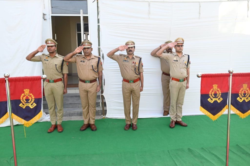 अग्निशमन सेवा स्मृति दिवस ; पुलिस लाईन मेरठ में शोक परेड का आयोजन 4 113 15
