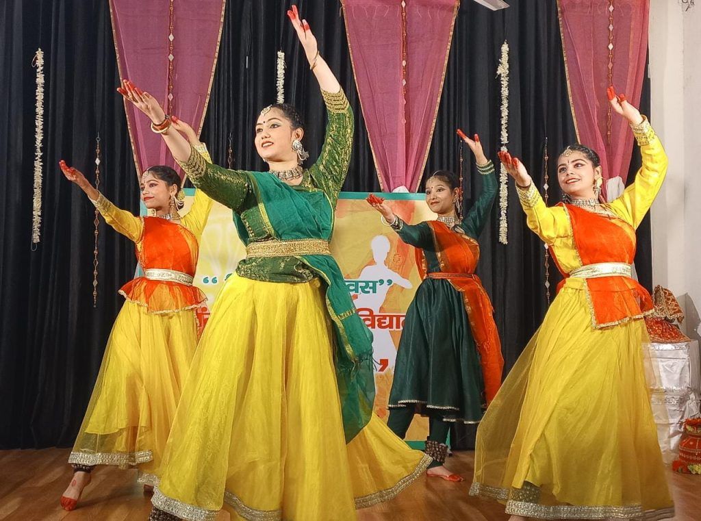 शिवांगी संगीत महाविद्यालय में विश्व नृत्य दिवस के उपलक्ष्य में नृत्यांजलि का आयोजन 4 113 25