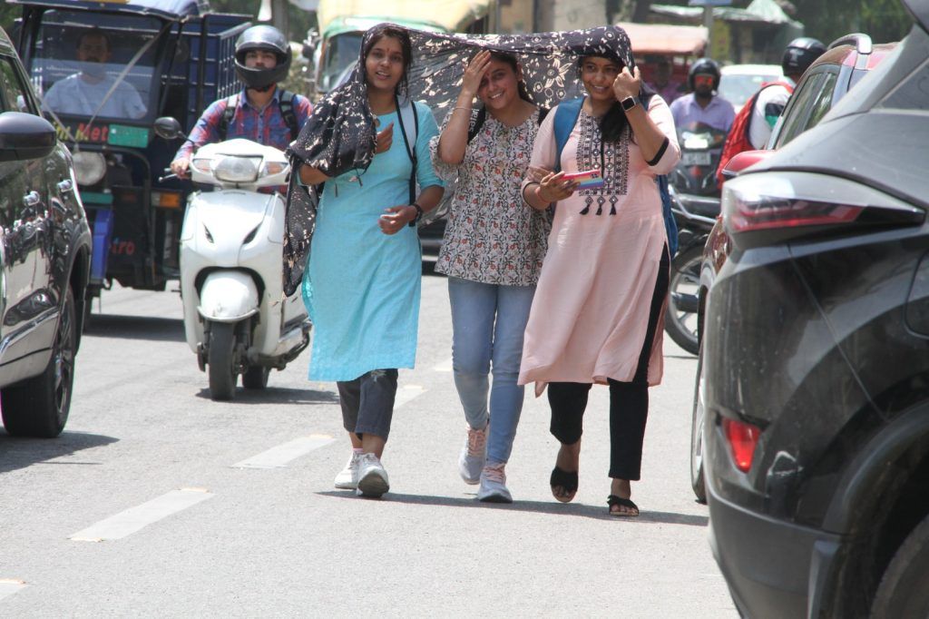 मेरठ : तापमान ने तोड़ा कई सालों का रिकॉर्ड,चिलचिलाती धूप ने किया लोगों का जीना दूभर 5 114 12