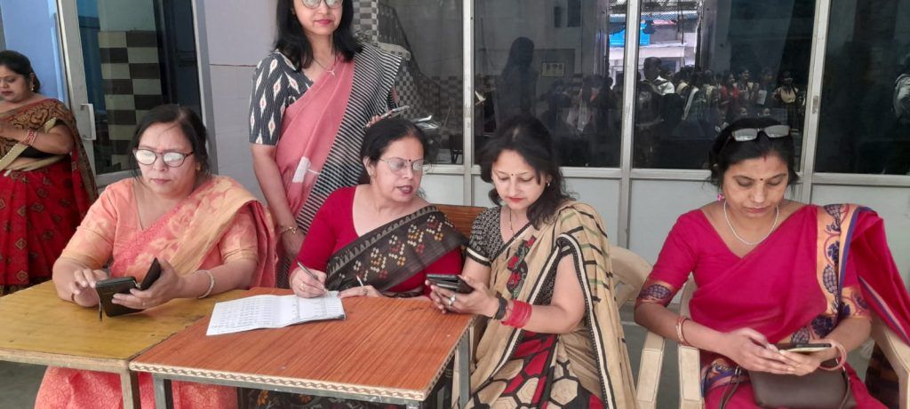 मेरठ: यूपी बोर्ड की 10वीं और 12वीं की परीक्षाओं के परिणाम आने के बाद बच्चों में खुशी की लहर 4 114 13