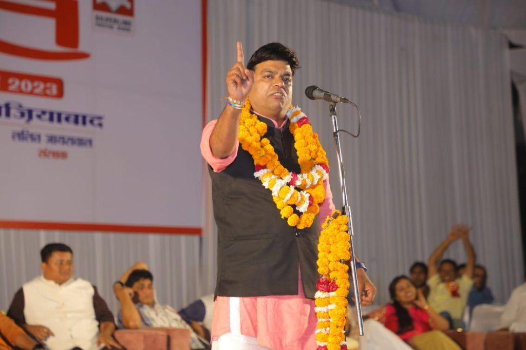 रिमझिम बारिश के बीच श्रोताओं ने लिया अट्टहास कवि सम्मेलन का आनंद 5 114 18