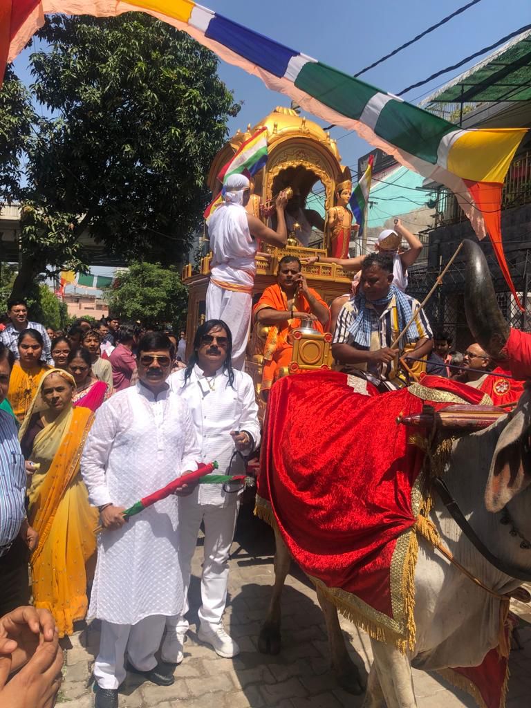 महावीर जयंती के अवसर पर धूमधाम से निकाली गई रथ यात्रा 6 114 2