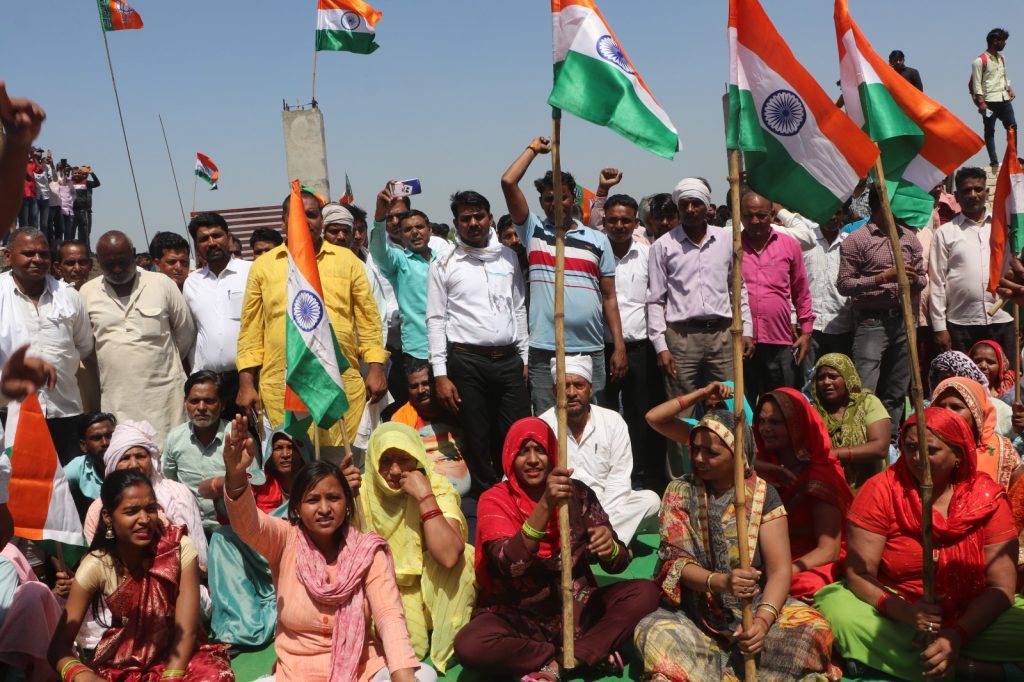 अवैध निर्माण के खिलाफ चला प्रशासन का बुलडोजर, मेरठ में बसपा नेता की अवैध कालोनी ध्वस्तीकरण का मामला 5 114 3