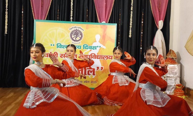 शिवांगी संगीत महाविद्यालय में विश्व नृत्य दिवस के उपलक्ष्य में नृत्यांजलि का आयोजन 1 115 11